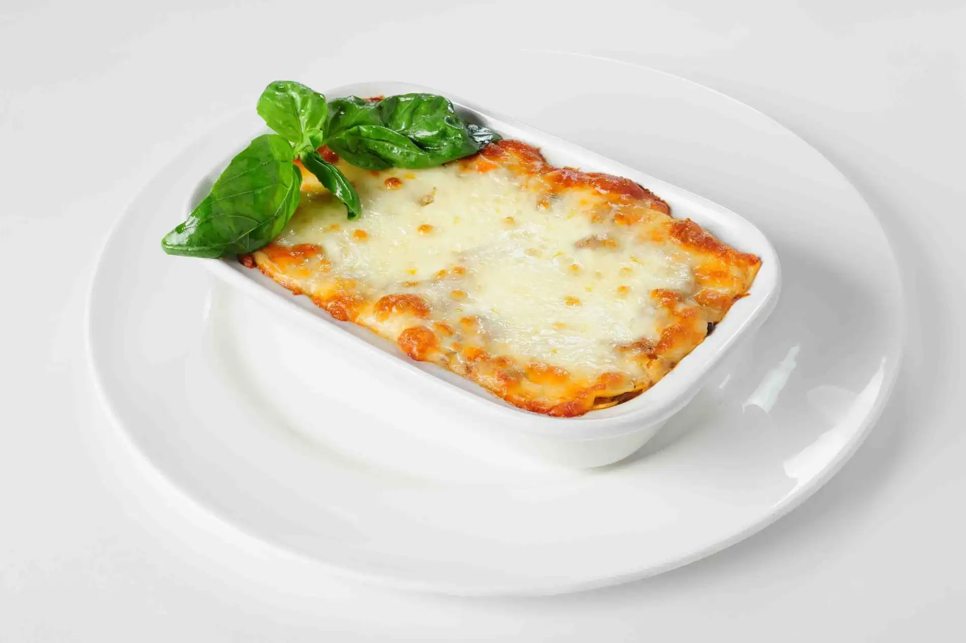 Champions Restaurant und Sportsbar - Genießen Sie frisch zubereitete Speisen, kühle Getränke - Frische, heiße Lasagne auf Weißbrot