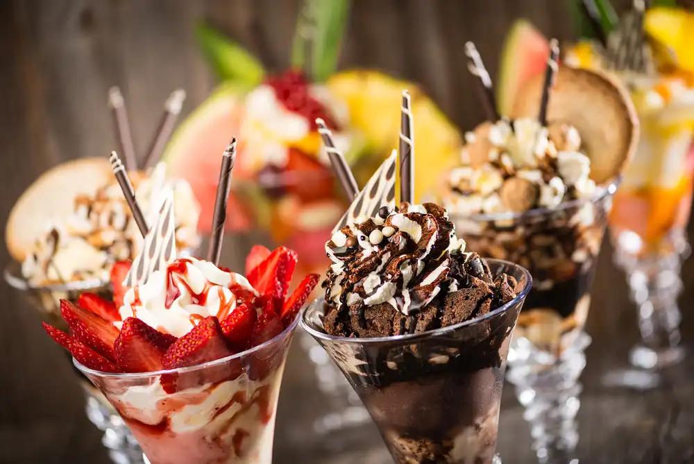 Champions Restaurant und Sportsbar - Genießen Sie frisch zubereitete Speisen, kühle Getränke - Mehrere Eisbecher