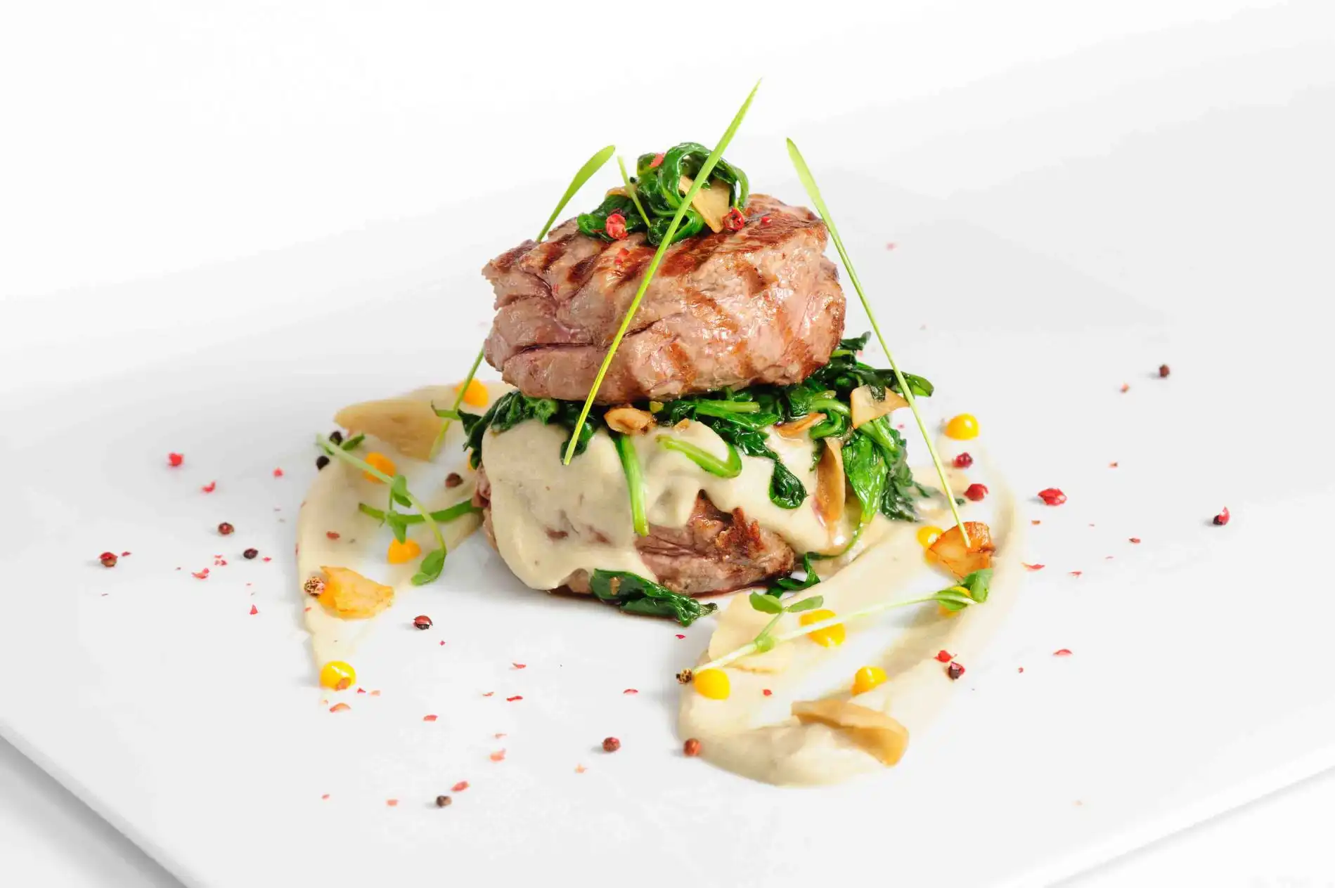 Champions Restaurant und Sportsbar - Genießen Sie frisch zubereitete Speisen, kühle Getränke - Kalbsmedaillons mit Spinat