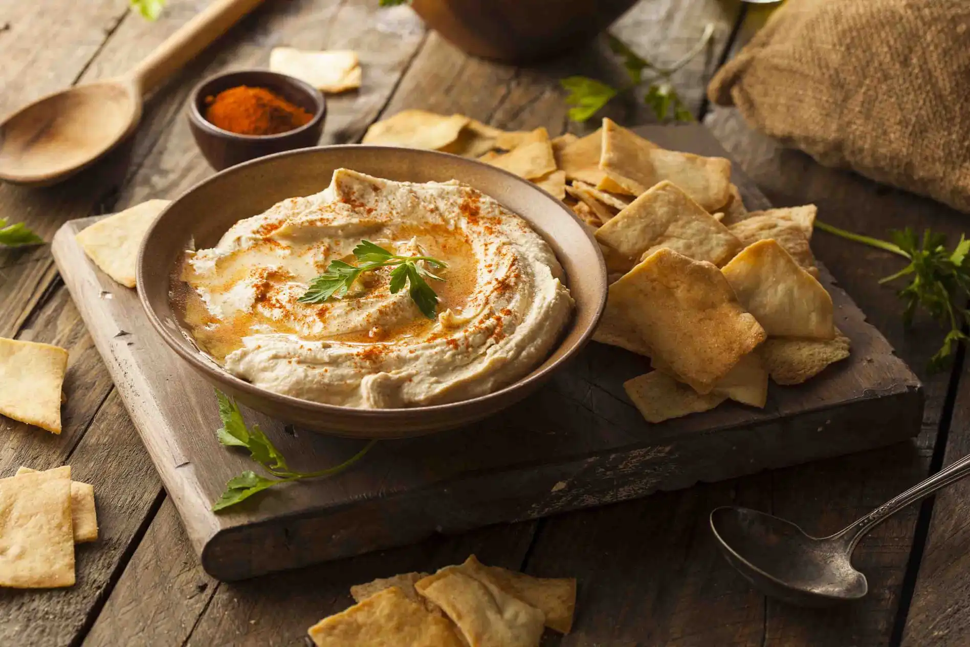 Champions Restaurant und Sportsbar - Genießen Sie frisch zubereitete Speisen, kühle Getränke - Gesunder, hausgemachter, cremiger Hummus